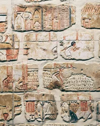 Civilización egipcia, fragmentos del muro de Talatat, del templo de Amenhotep IV en Karnak, Luxor, Egipto.