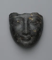 Rostro de una tapa de sarcófago, comprado en Luxor, Nuevo Reino