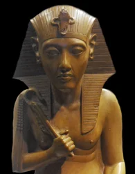 Fragmento de un grupo real del Período de Amarna: La segunda mitad de la Dinastía XVIII estuvo marcada por el reinado de Amenhotep IV, quien cambió su nombre a Akhenatón (1353-1336 a.C.) para reflejar el cambio dramático de la religión politeísta de Egipto