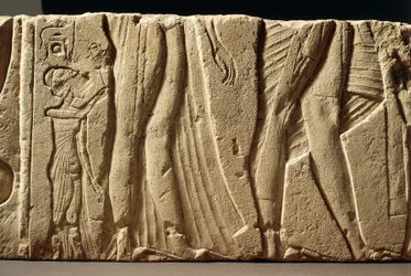 Fragmento de muro tallado que representa a una princesa acompañando a sus padres con el hijo de Ajenatón, procedente de Hermópolis.