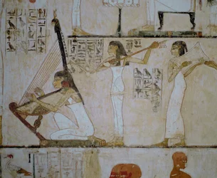 Niñas músicas con arpa e instrumentos de cuerda (pintura mural)