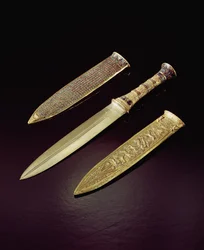 Daga y vaina de oro, de la tumba de Tutankamón, c. 1370-1352 a. C., Imperio Nuevo