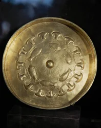 Placa de oro. Regalo del faraón Tutmosis III a su general Djehouty. Dinastía XVIII, Reino Nuevo, Egipto. N 713 ...