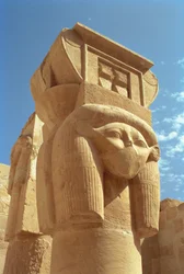 Columna con cabeza de Hathor, de la Capilla de Hathor, Templo de Hatshepsut, Nuevo Reino