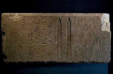 Hatshepsut y sus obeliscos, bloque de cuarcita, del Templo de Amón en Karnak, civilización egipcia, Reino Nuevo, Dinastía XVIII