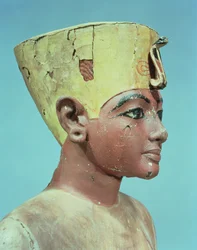 Cabeza de un maniquí del joven Tutankamón con una combinación entre la corona de los reyes del Bajo Egipto y el tocado de Nefertiti