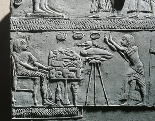 Horemheb comiendo la comida funeraria, relieve de la tumba de Horemheb en Saqqara
