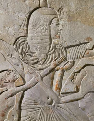 Horemheb con niños y funcionarios (relieve)