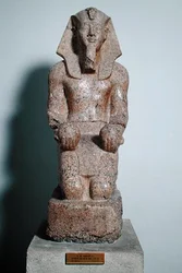 Estatua arrodillada de Amenhotep II (1427-1392 a. C.) sosteniendo ofrendas de vino, de Tebas, Imperio Nuevo, c. 1450-1425 a. C. (granito)