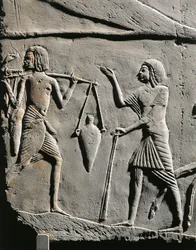 Vida en un campamento militar: aguador recibiendo órdenes de un oficial, relieve de la tumba de Horemheb en Saqqara. Detalle.
