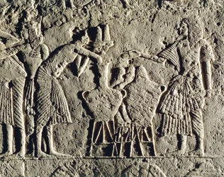 La vida en un campamento militar: trabajadores empleados en el control de las bebidas (vino y cerveza), relieve de la tumba de Horemheb en Saqqara, detalle