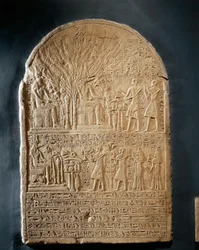 Estela de piedra caliza del Sumo Sacerdote de Sobek, del Templo de Sobek en Dahamcha.