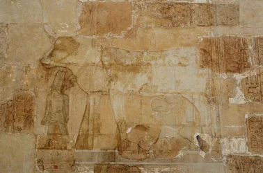Templo mortuorio de la reina Hatshepsut: Capilla de Hathor, la diosa en su forma bovina, con corona, es alimentada por Hatshepsut (fotografía)