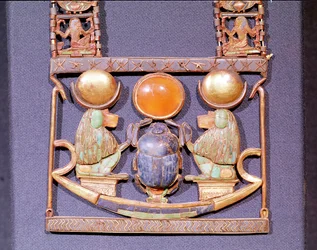 Collar del Sol Naciente, de la tumba de Tutankamón (c.1370-52 a.C.) Nuevo Reino (oro incrustado con piedras semipreciosas) (detalle)