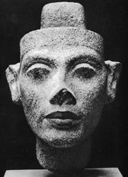 Nefertiti, reina consorte de Akenatón (Akhenatón) el faraón hereje. Siglo XIV a.C. (escultura en busto de granito oscuro)