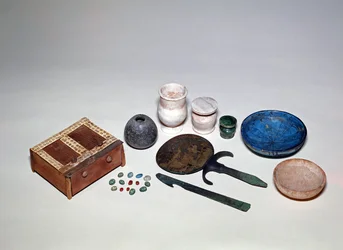 Objetos retirados de la tumba de una dama egipcia, del grupo de tumbas 1723, de Sidmant el-Gebel, Nuevo Reino