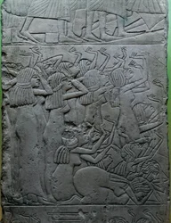 Relieve pintado en piedra caliza que representa una lamentación funeraria por el faraón, procedente de la tumba del rey Horemheb.