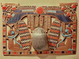 Pectoral decorado con el escarabajo alado protegido por Isis y Neftis, de la tumba de Tutankamón (c.1370-52 a.C.) Nuevo Reino