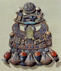 Pectoral con un escarabeo-pájaro, de la tumba de Tutankamón (ca. 1370-52 a. C.), Imperio Nuevo (cloisonné de oro decorado con piedras semipreciosas y pasta de vidrio)