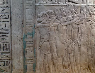 Príncipes de Nubia, Libia, Siria y Palestina acudiendo a rendir homenaje al rey, bajorrelieve en piedra caliza, de la tumba menfita de Horemheb, en Saqqara, Civilización egipcia, Reino Nuevo, Dinastía XVIII