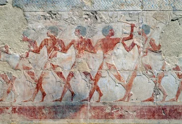 Escena de procesión, muro este, patio superior, Templo Mortuorio de Hatshepsut, Deir el-Bahari, Necrópolis Tebana (Lista del Patrimonio Mundial de la UNESCO