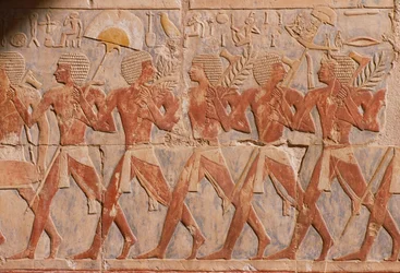 Relieve que representa un desfile en honor a la diosa Hathor, del Templo Mortuorio de Hatshepsut (c.1503-1482 a.C.)