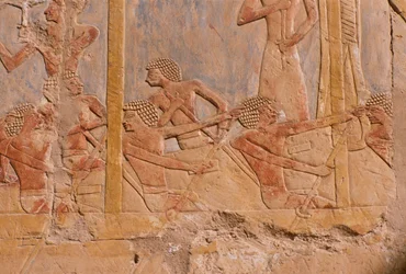 Relieve que representa a hombres remando en un bote (detalle), del Templo Mortuorio de Hatshepsut (c.1503-1482 a.C.)