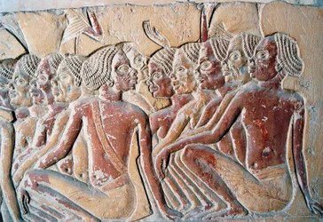 Relieve de esclavos nubios, segundo patio de la Tumba de Horemheb, Necrópolis de Saqqara, Menfis (Lista del Patrimonio Mundial de la Unesco