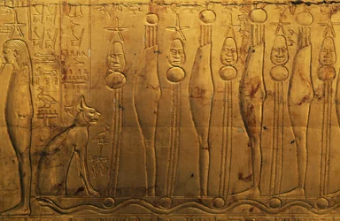 Relieves en el registro superior del panel exterior derecho de la segunda capilla funeraria, Tesoro de Tutankamón, Egipto, Civilización egipcia, Reino Nuevo, Dinastía XVIII