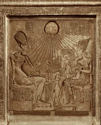 Vida de la familia real: El faraón Amenofis IVAkhnaton, la reina Nefertiti y sus tres hijas rociando al sol (relieve)