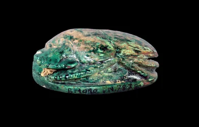 Vista lateral de un escarabajo de matrimonio de Amenhotep III (c.1417-1379 a.C.) y la Reina Tiy, Nuevo Reino, c.1391-1353 a.C.