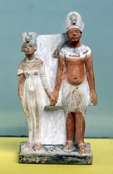 Estatuilla de Amenofis IV (Akenatón) y Nefertiti, de Tell el-Amarna, Período de Amarna, Nuevo Reino, 1353-1337 a.C.