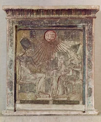 Estela que representa al Aten dando vida y prosperidad a Amenofis IV (Akhenatón) (c.1352-1336 a.C.) su esposa, Nefertiti y tres de sus hijas, de Tell el-Amarna, Nuevo Reino, c.1353-1337 a.C.