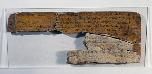 Tablilla de aprendiz de escriba, con texto de la Sátira de los oficios, madera, 52x20,5x1 cm, Civilización egipcia, Reino Nuevo, dinastía XVIII