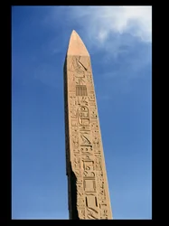 El obelisco de Tutmosis I (1504-1492 a.C.) en el Gran Templo de Amón, Templo de Karnak, Reino Nuevo