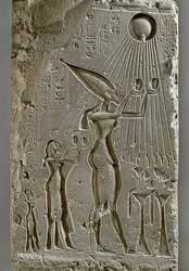 La familia real de Amenofis IV Akhenatonoofrece un sacrificio a Atón