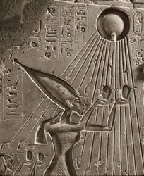 La familia real de Amenofis IV Akhenatonoofrece un sacrificio a Atón, el sungod (relieve)