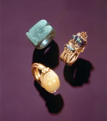 Tres anillos, de la tumba de Tutankamón