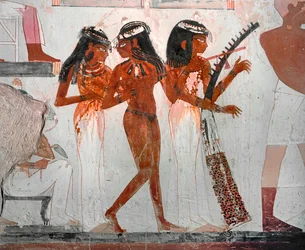 Tres mujeres con instrumentos musicales