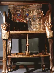 Trono de Tutankamón, mostrando al Rey sentado y la Reina ofreciéndole un vaso, de la tumba de Tutankamón en el Valle de los Reyes en Tebas, c.1361-52 a.C. (madera dorada)