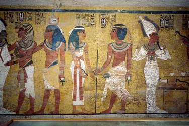 Tutankamón ante Osiris, faraón delante de la diosa Nut y Ay realizando la ceremonia de apertura de boca, fresco, pared de la cámara funeraria, Tumba de Tutankamón, Valle de los Reyes, Tebas, Egipto. Civilización egipcia, Reino Nuevo, Dinastía XVIII