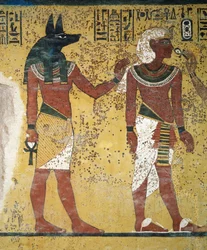 Tutankhamón siendo recibido por Anubis y Hathor y ofreciéndoles el anj, fresco, pared sur de la cámara funeraria, Tumba de Tutankhamón (KV62), Valle de los Reyes, Tebas, Egipto. Civilización egipcia, Reino Nuevo, dinastía XVIII.