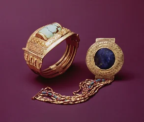 Dos brazaletes, de la tumba de Tutankamón (c.1370-1352 a.C.) Reino Nuevo