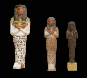 Ushebtis para Hapyaa, Sennefer y Hesmeref ...