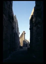 Vista desde el patio de Ramsés II hacia la columnata de Amenofis III