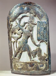 Escudo votivo que representa al rey matando a un león, de la tumba de Tutankamón (c.1370-52 a.C.) Nuevo Reino