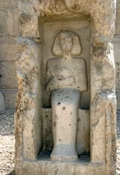 Arte egipcio antiguo: Bajo relieve del dios Osiris en el patio del templo de Seti I