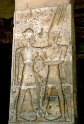 Arte egipcio antiguo: Bajo relieve en columna del templo de Sethi I (Sety o Seti I)