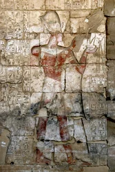 Arte egipcio antiguo: bajo relieve en la columna del templo de Sethi I (Sety o Seti I)