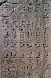 Bloque con relieves e inscripciones, Gran Templo de Amón, Tanis, Egipto, Reino Nuevo, Dinastía XIX